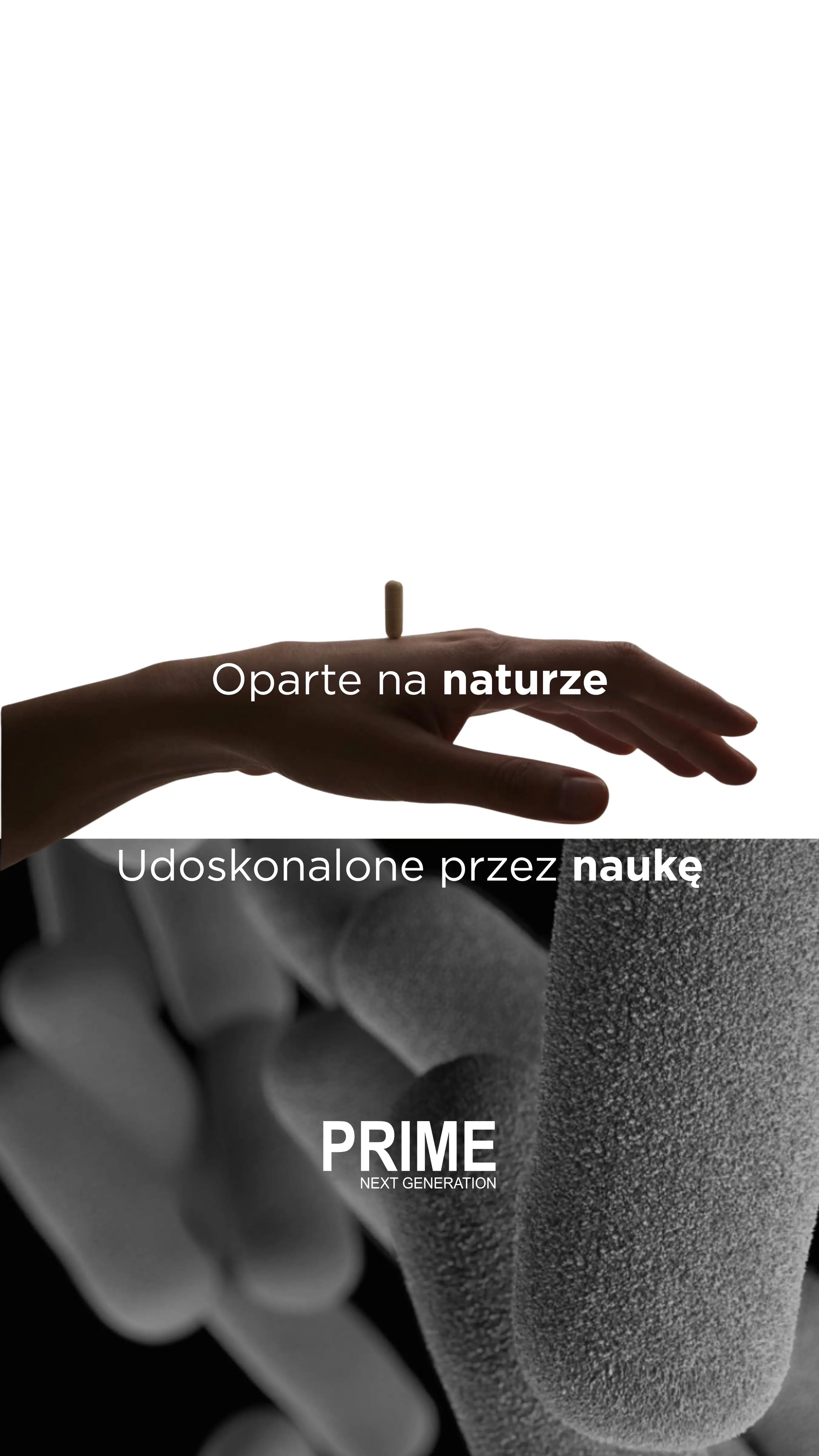 Postbiotyk na odporność wyciągnięta ręka na niej umieszczona jedna kapsułka postbiotyku tekst: oparte na naturze, udoskonalone przez naukę